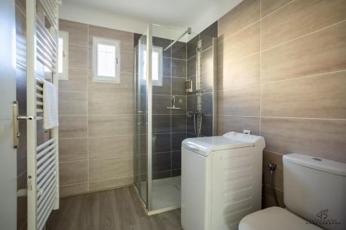 une salle de bain avec toilettes et douche en verre dans l'établissement Le coin des agrumes Jardin Proche Centre Ville, à Perpignan