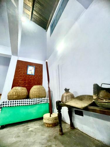 Ένα ή περισσότερα κρεβάτια σε δωμάτιο στο Pali Homestay Lansdowne Not Luxury but Stay with Legacy