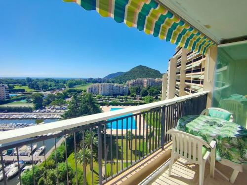 d'un balcon avec une chaise et une vue sur la ville. dans l'établissement Studio Surcouff Mandelieu, à Mandelieu-la-Napoule