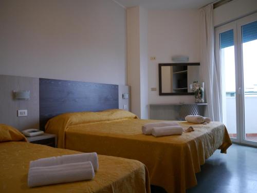 Un pat sau paturi într-o cameră la Hotel Monaco