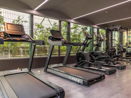 a row of treadmills in a gym at 西安钟楼枫渡酒店永兴坊地铁站店 in Xi'an