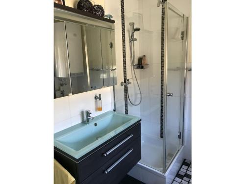 Bilik mandi di with lake view Comfortable holiday residence