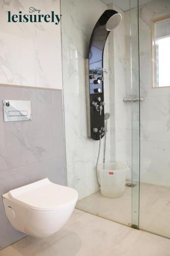 Ένα μπάνιο στο Stay Leisurely Cloudstone Oasis 2BHK, Karjat
