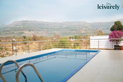 Πισίνα στο ή κοντά στο Stay Leisurely Cloudstone Oasis 2BHK, Karjat
