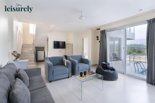Χώρος καθιστικού στο Stay Leisurely Cloudstone Oasis 2BHK, Karjat