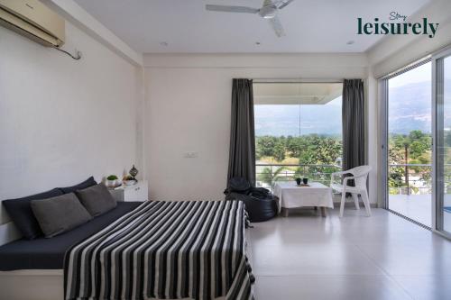 Ένα ή περισσότερα κρεβάτια σε δωμάτιο στο Stay Leisurely Cloudstone Oasis 2BHK, Karjat