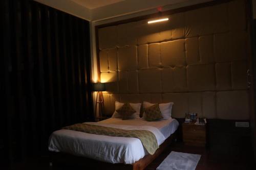 a bedroom with a bed with a large headboard at Toorsa Valley Retreat in Hāsimāra