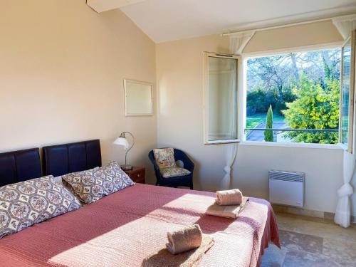 une chambre avec un lit et une grande fenêtre dans l'établissement Harmony - Cosy villa in the south of France, à Lézignan-la-Cèbe