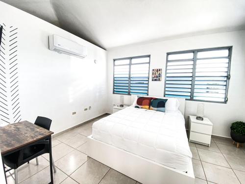 Кровать или кровати в номере LaLolitaVilla - walking distance to Playa Buye!