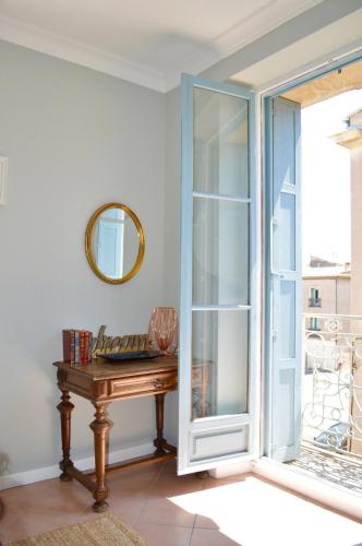 une chambre avec une table à côté d'une porte coulissante en verre dans l'établissement Lamour Pezenas hideaway, à Pézenas