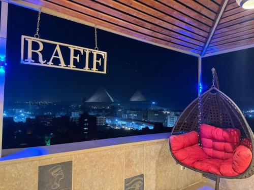 une balancelle sur un balcon avec vue dans l'établissement Golden View Pyramids Hotel, au Caire