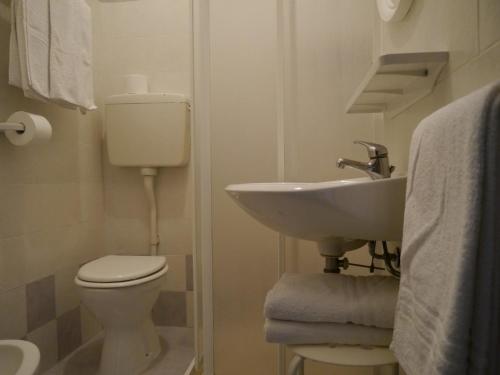 bagno con lavandino e servizi igienici di Hotel Monaco a Milano Marittima