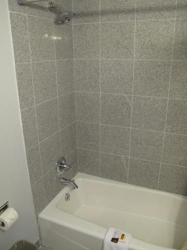 Bilik mandi di West Inn NAU - Downtown Flagstaff
