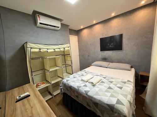 a bedroom with a bed in a room at Apartamento Térreo Climatizado na Avenida Artêmia Pires Freitas in Feira de Santana