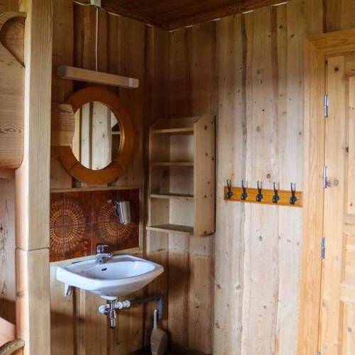 a bathroom with a sink and a mirror at Langedrag Naturpark AS in Tunhovd