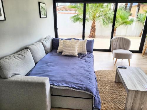 a couch with a blue blanket in a living room at Villa MaJa Albir in Albir