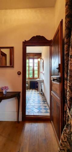 Ένα ή περισσότερα κρεβάτια σε δωμάτιο στο chateau isigny - charme, calme et sérénité
