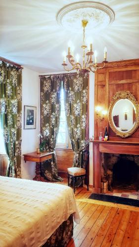 Ένα ή περισσότερα κρεβάτια σε δωμάτιο στο chateau isigny - charme, calme et sérénité