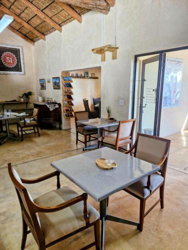 Ruang duduk di Kitchen51 Cottages
