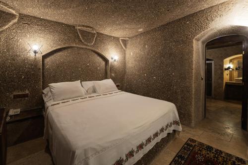 Ένα ή περισσότερα κρεβάτια σε δωμάτιο στο Grand Cave Suites