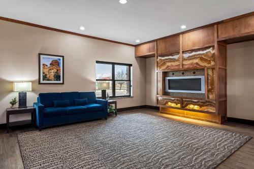 Телевизор и/или развлекательный центр в Comfort Suites Roswell North