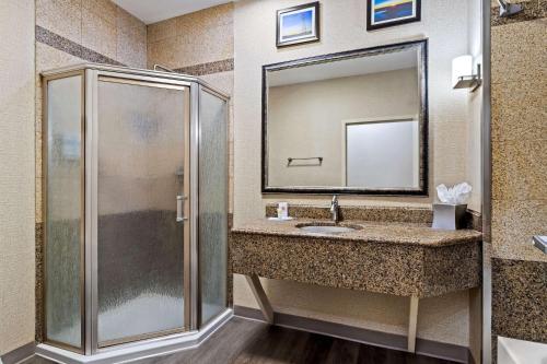 Ванная комната в Comfort Suites Roswell North
