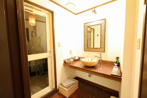 a bathroom with a sink and a mirror at HOTEL B-Girl in Tokyo