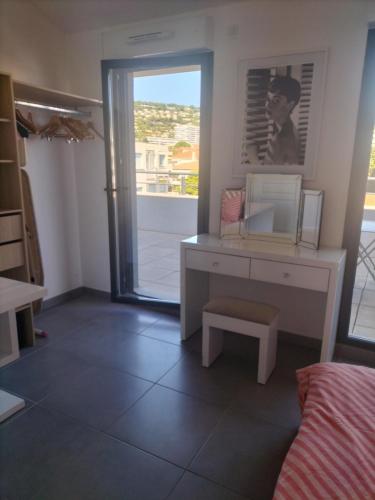 Cette chambre comprend un bureau, une fenêtre et un lit. dans l'établissement suite unique, à Cannes
