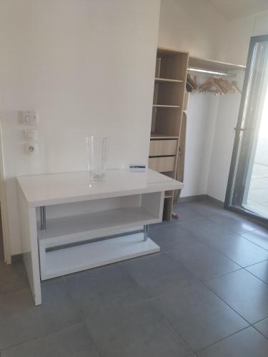 Cette chambre comprend un bureau blanc et un placard. dans l'établissement suite unique, à Cannes