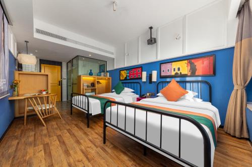 Postel nebo postele na pokoji v ubytování Happy Inn-Xinzheng International Airport Branch喜鹊愉家连锁酒店-机场店