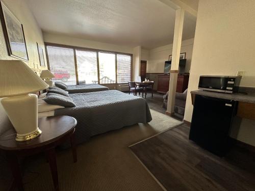 Ένα ή περισσότερα κρεβάτια σε δωμάτιο στο Timber Lodge Inn