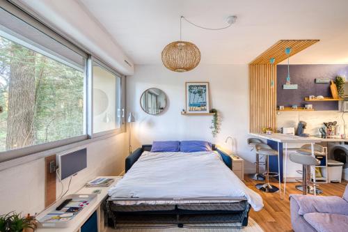 Cette petite chambre comprend un lit et une cuisine. dans l'établissement La Cabine Bleue - A 30 mètres de la plage, à Bénodet