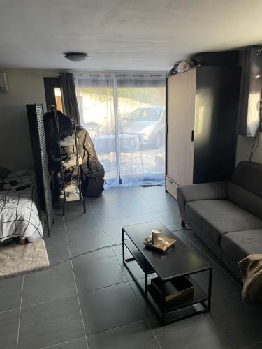 Photo de la galerie de l'établissement Studio Cosy avec Grand Jardin Privatif Oasis Provençale à Taradeau, à Taradeau