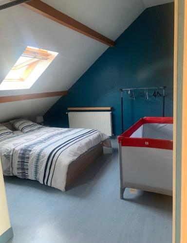 une chambre avec un lit et une lucarne dans l'établissement Maison 6 personnes jardin clos et coin terrasse, à Coulommiers