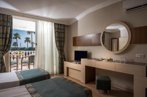 Postel nebo postele na pokoji v ubytování Beach Club Doganay Hotel - All Inclusive