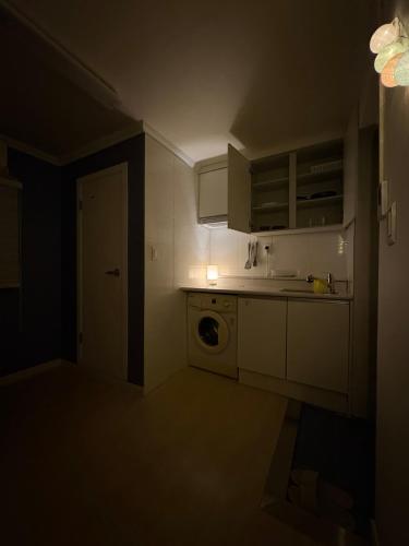 Η κουζίνα ή μικρή κουζίνα στο NJ Affordable and cozy accommodation near Nakseongdae Station