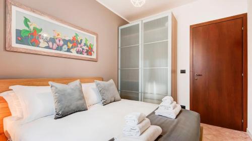 a bedroom with a large white bed with pillows at Casa di Monforte in Monforte dʼAlba