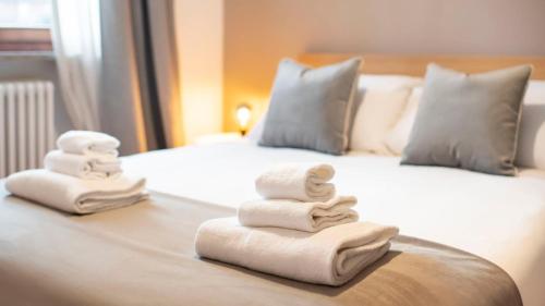 two towels on a bed in a hotel room at Casa di Monforte in Monforte dʼAlba