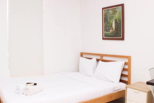 Katil atau katil-katil dalam bilik di Elegant Studio at Azalea Suites Apartment By Travelio