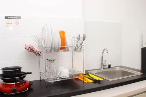 Dapur atau dapur kecil di Elegant Studio at Azalea Suites Apartment By Travelio
