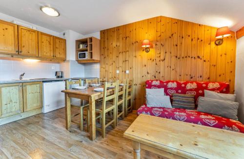 un salon avec un canapé rouge et une cuisine dans l'établissement Résidence Les Hauts De Preclaux - Appartement au coeur des Hauts de Préclaux MAE-3471, aux Orres