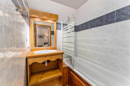 une salle de bain avec un lavabo, une douche et un miroir dans l'établissement Résidence Les Hauts De Preclaux - Appartement de montagne tout proche des commerces MAE-3481, aux Orres