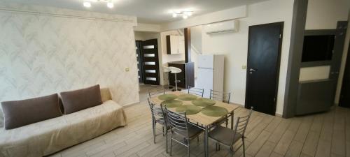 シャールヴァールにあるJoós Family Apartmanのテーブルと椅子とソファのあるリビングルーム