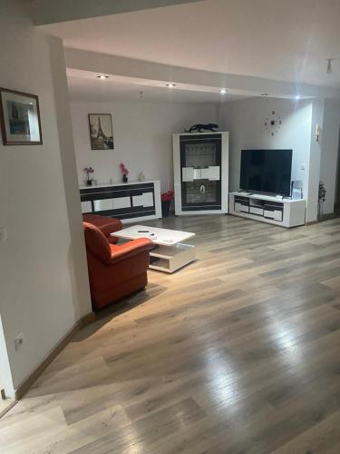 un salon avec un canapé et une télévision dans l'établissement Maison Canet village, à Canet