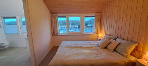 Katil atau katil-katil dalam bilik di Luxe woning met hottub en zeezicht VP074