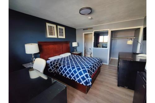 Postel nebo postele na pokoji v ubytování Motel Edgebrook Chicago North Shore By Oyo