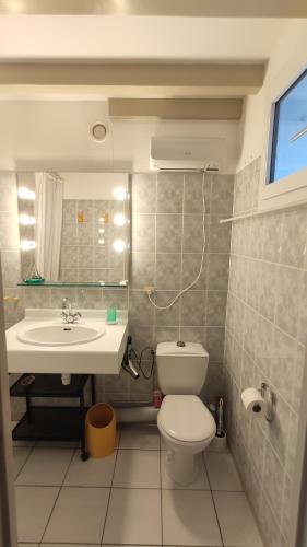 une salle de bain avec toilettes et lavabo dans l'établissement La Vague de Pontaillac 55m2, à Royan