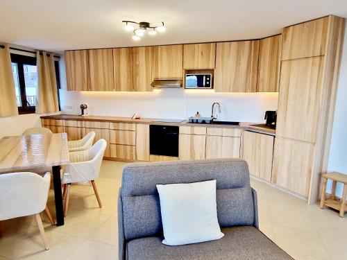 une cuisine avec une chaise bleue et une table dans l'établissement Charmant appartement au cœur de Montalbert avec balcon et parking privé, proche des pistes - FR-1-755-33, à Aime La Plagne