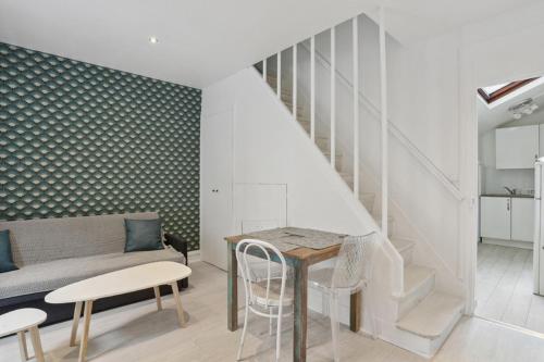 un salon avec un canapé et une table dans l'établissement 533 Suite Longs Pres - Superb Apartment, à Boulogne-Billancourt