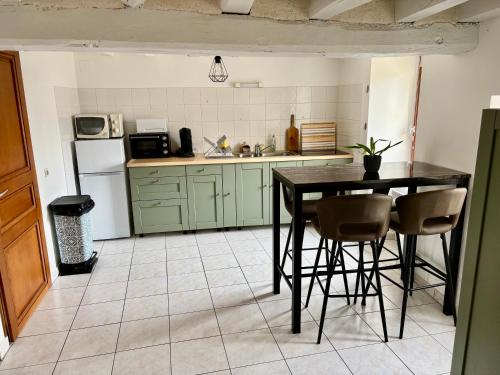 Kuchyň nebo kuchyňský kout v ubytování Appartement Situé au cœur de Brissac-Quincé